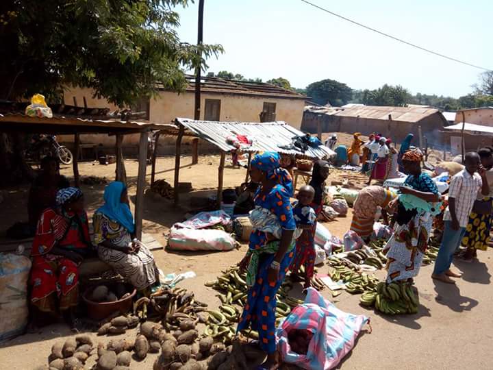 Jour de marché à Feremandougou (Bako, Odienné)